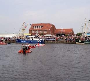 Vorbereitung zum Tauziehen am Außenhafen