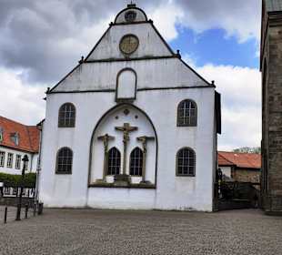 Hexengang neben Kirche