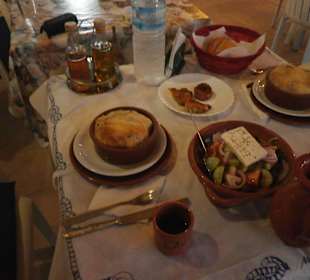Kleftiko,Greek Salat,Pitarudia und Wein"