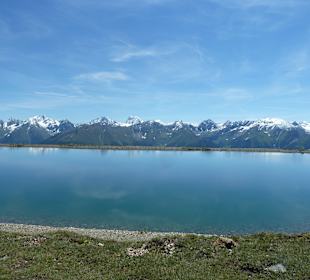 Speichersee mit Blick auf die Berge
