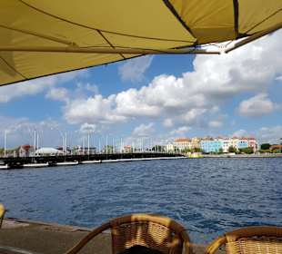 Restaurant nebenan mit Ausblick
