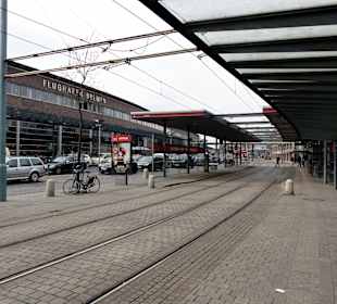 Straßenbahnhaltestelle und Flughafen