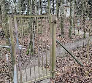 Eingang avom Waldfriedhof aus