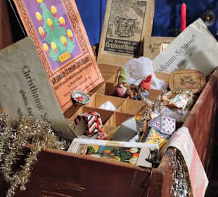 Kiste mit Weihnachtsschmuck