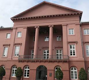 Das Rathaus von Karlsruhe am Marktplatz