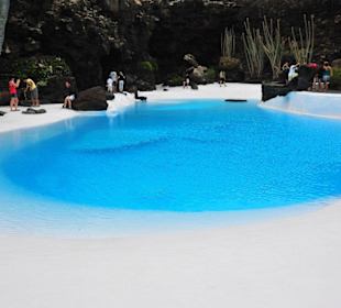 Pool im Manriquestil