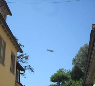 Zeppelin über der Altstadt Meersburg