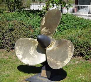 Exponate vor dem Informationszentrum