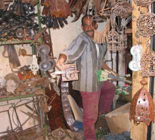 Ein Schlossmacher in Marrakesch