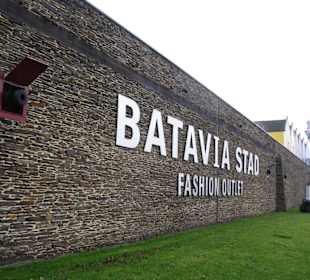 "Wehrmauern" schützen das Outlet-Center