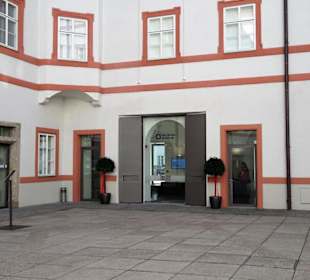 Blick auf den Eingang zum Salzburg Museum