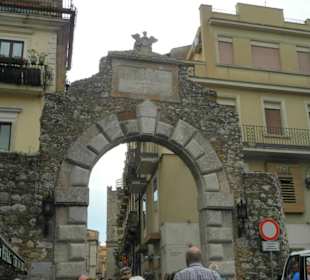 Porta Messina Eingang zum Corso Umberto