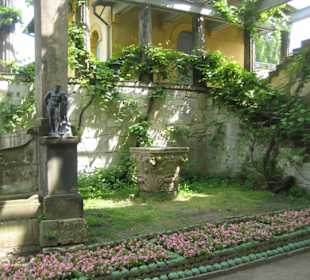 Rechts neben der Exedra