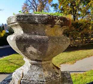 Die Sockel am Aufgang