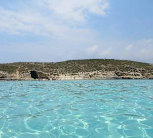 Die vom Comino Hotel & Bungalows ca. 500m entfernte blaue La