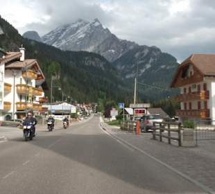 Viele Motorräder auf Tour
