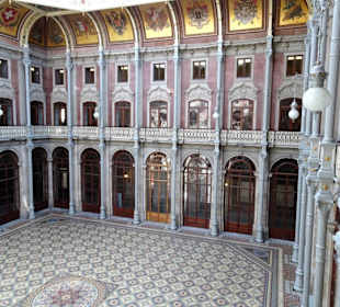 Der Innenhof von der Galerie-Etage gesehen