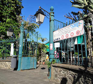 Der Haupteingang zum Marché Couvert