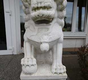 Rechter Löwe am Eingang