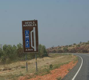 Wegweiser zu den Devil Marbles