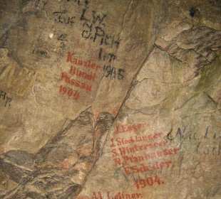 Alte Inschriften an der Höhlenwand