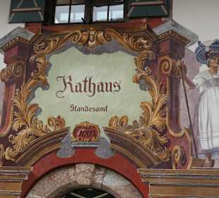 Das Ruhpoldinger Rathaus mit Fassadenmalerei