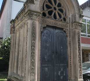 Im Kirchhof von St. Peter und Paul in Eltville