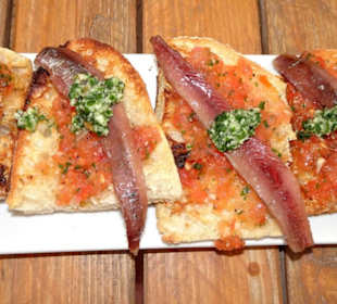 Pan Tomate mit Anchois in der "Paëlla de la Mer"