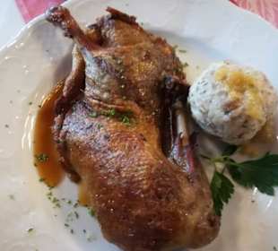 Halbe Ente, Rotkraut, Knödel, Orangensoße