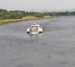 Blick vom „Blauen Wunder“ auf Elbe