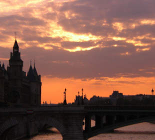 Sonnenuntergang in der Nähe von Notre Dame
