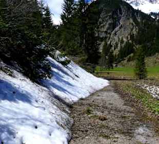 Vorbei am Schneefeld