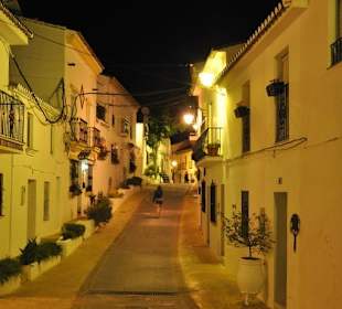 Benalmádena Pueblo bei Nacht