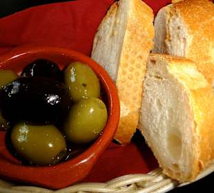 Knobi-Oliven und Brot