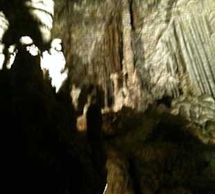 Beleuchtete Stalagmiten und Stalagtiten