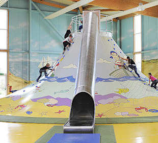 Klettervulkan mit 12 m Tunnelrutsche - ab gehts