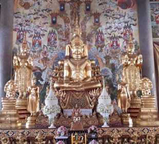 Hauptbuddha in der Ordinationshalle