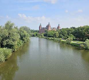 Blick über den Main zum Schloss
