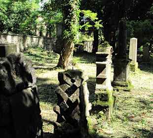 Alter Friedhof am Fuß der Ruine