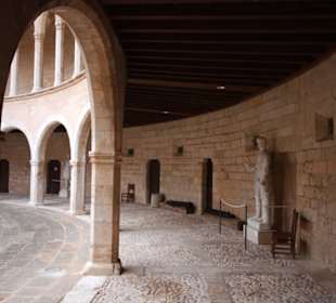 Romanische Arkaden im Erdgeschoss