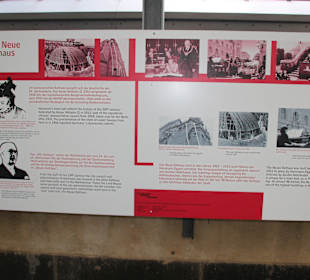 Hinweistafeln in der Wartezone