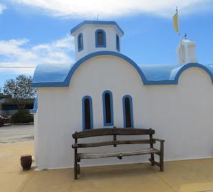 Spaziergang am Strand entlang. Wunderschöne kleine Kapelle