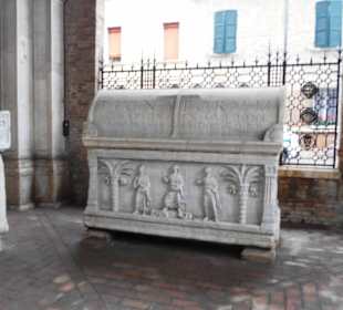 Im Park neben dem Grab