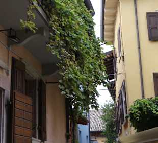 Nette Fassaden und enge Gassen