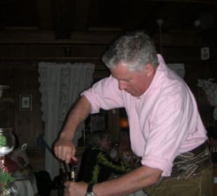 Chef Manfred Furtner beim Öffnen einer Weinflasche