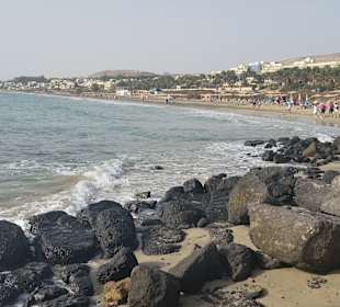 Blick nach rechts vom Strand der Costa Calma 