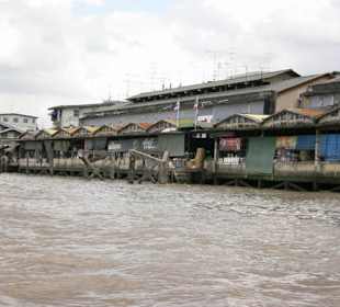 Wohngebäude der Thais am Wasser