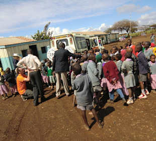 Stopp in einer Schule im Busch, 500 Kulis verteilt