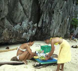 Damen unserer Gruppe helfen beim Lunch