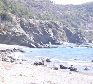 Einsamer Strand mit Bucht